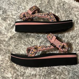 Platform tevas - ziggy rose pattern